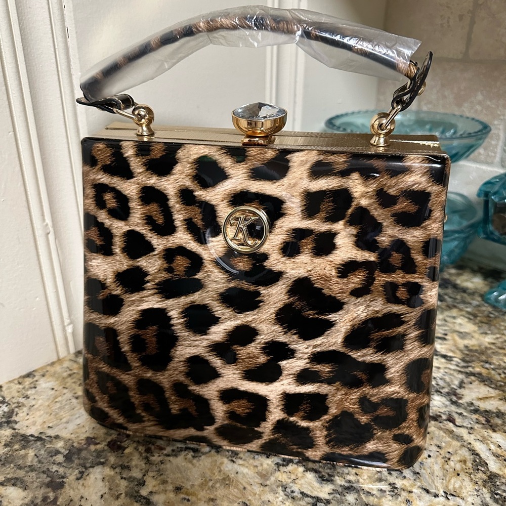Chic Leopard Print Handbag